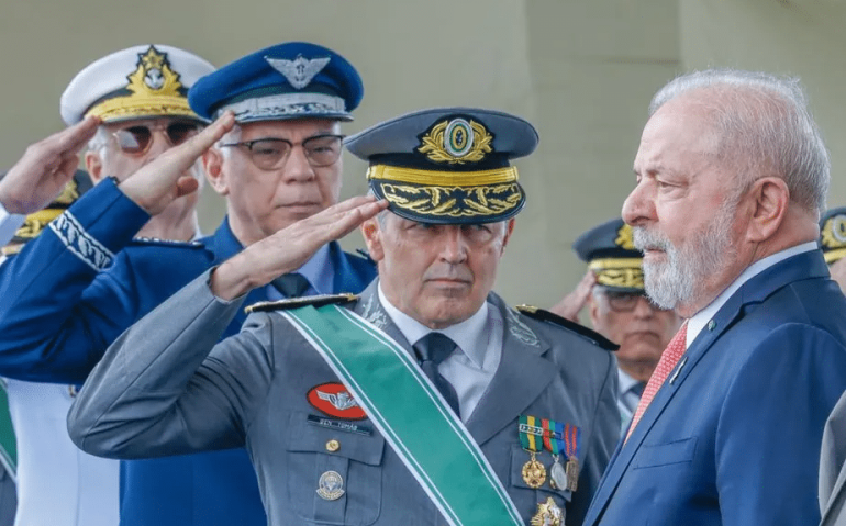 General Tomás e demais comandantes em cerimônia do Dia do Exército: continência ao presidente Lula Ricardo Stuckert/ Presidência da República