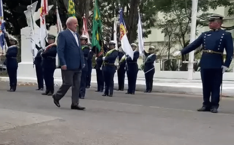 Lula recebe honras da FAB