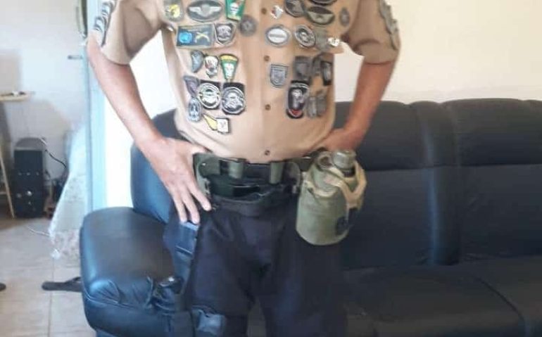 Major Jedi, 7° Dan, Guardião da lua de Endor e do portal de Asgard, Guerreiro de selva, do asfalto, do mar, do rio, da cacimba, Pqdt, Montanha, Batedor, lanterneiro e pintor. Comandos, Comendos, Comindos, Comondos e Comundos. Forças Especiais, Espaciais e Extra Galáticas. CFSD, CFC, CFST, CFS, CFO, EsSAO, CHOA, CHQAO, ECEME, CPAEx e MOPP. Ufa!!!