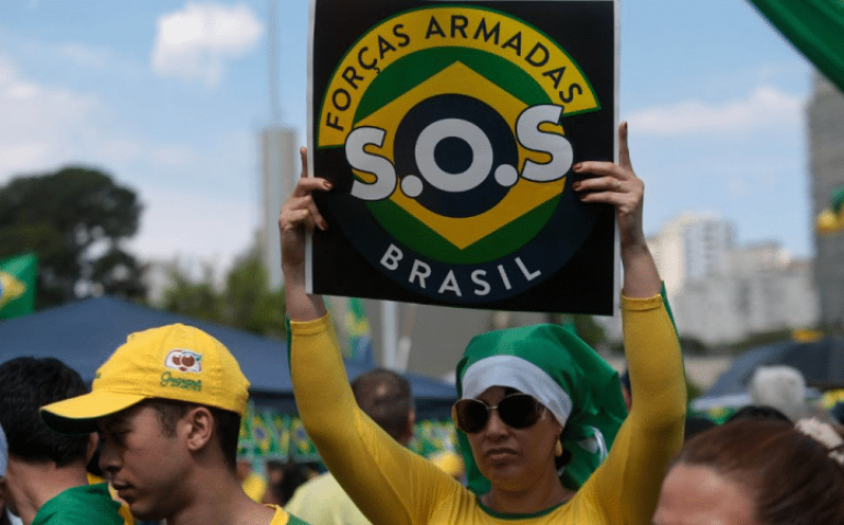 Grupo de manifestantes se reúnem no local para expressar insatisfação com o processo eleitoral