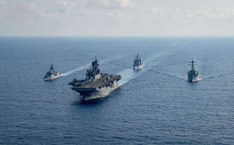 Navios das Marinhas dos EUA
Foto: Marinha dos EUA - 18.abr.2020 / Reuters(FFH 154) (L) sails with U.S. Navy Amphibious assault ship USS America (LHA 6), Ticonderoga-class guided-missile cruiser USS Bunker Hill (CG 52) and Arleigh-Burke class guided missile destroyer USS Barry (DDG 52) in the South China Sea, April 18, 2020. Picture taken April 18, 2020.   Petty Officer 3rd Class Nicholas Huynh/U.S. Navy/Handout via REUTERS    ATTENTION EDITORS - THIS IMAGE HAS BEEN SUPPLIED BY A THIRD PARTY.    To match Special Report AUSTRALIA-CHINA/RELATIONS