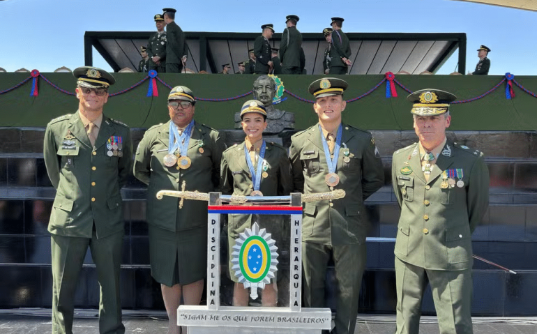 Bia Souza, Guilherme Schimidt e Natinha foram condecorados com a Medalha do Exército Brasileiro, em Brasília — Foto: Lucas Magalhães