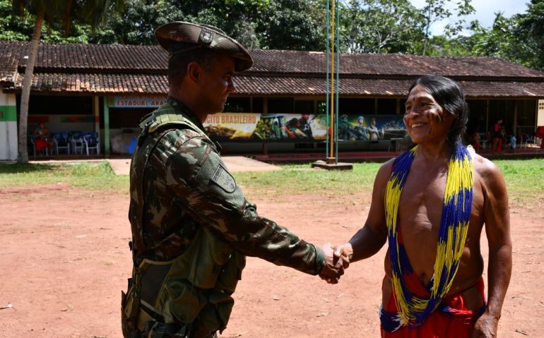 Militar brasileiro cumprimenta indígena em aldeia indígena no Amapá 
Foto: Sgt Wanzele