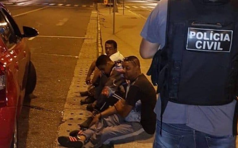 O três presos em frente ao terminal do Aeroporto Santos Dumont Foto: Divulgação/Polícia Civil
