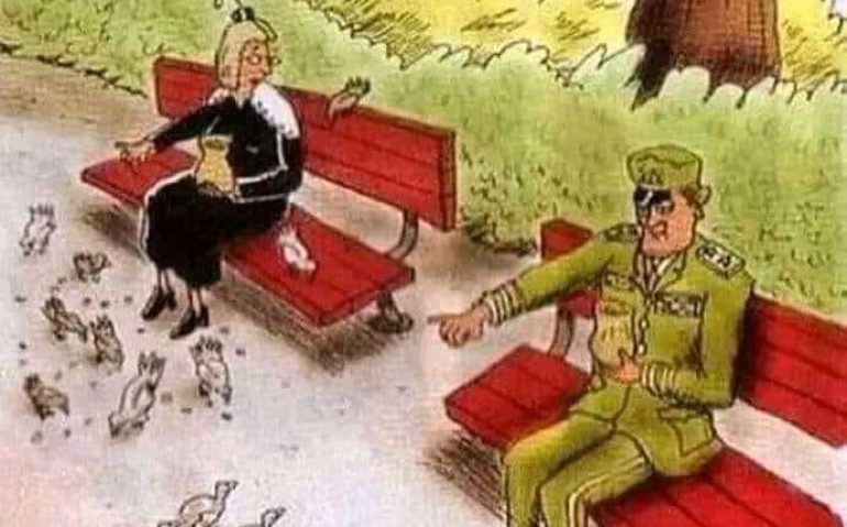 MILITAR DANDO MILHO AOS POMBOS