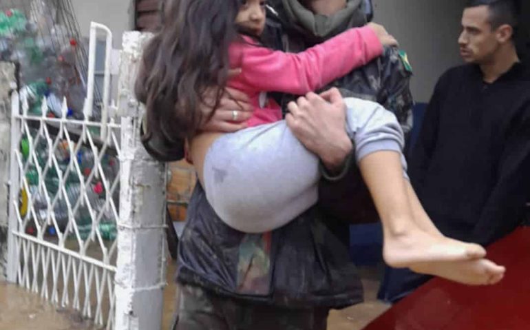 MILITAR DO 18 BIMTZ RESGATANDO MENINA