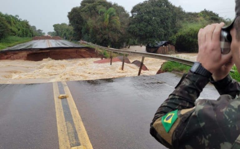 MILITAR EM TRECHO DE RODOVIA LEVADO PELA ÁGUA