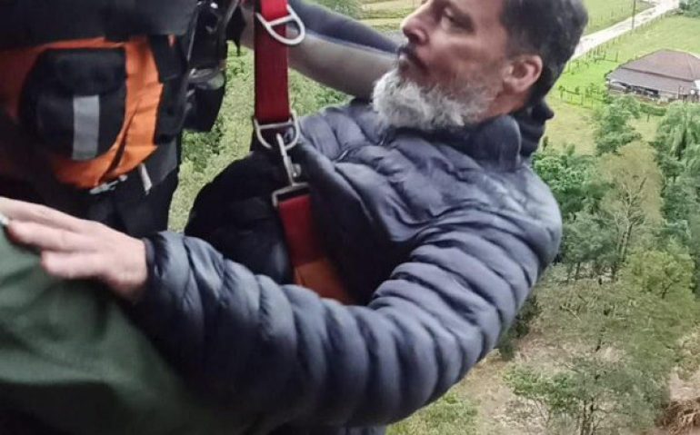 MILITAR RESGATA HOMEM ILHADO NO RS