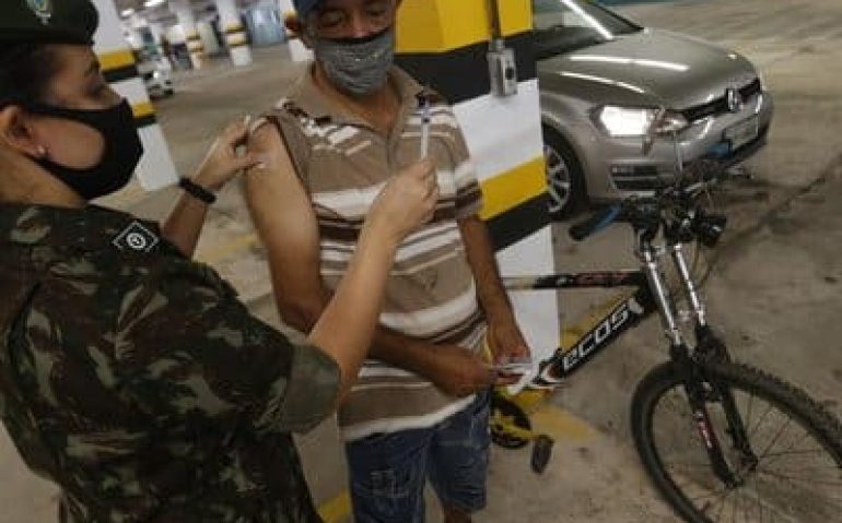 Aos 65 anos, Osório Claudiano Farias chegou pedalando ao local onde o público é atendido em seus veículos na PUCRS
Lauro Alves / Agencia RBS
