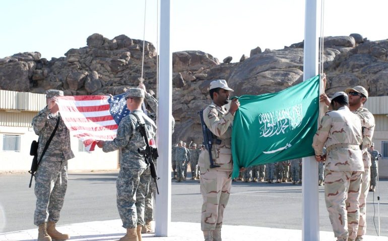 MILITARES AMERICANOS E ÁRABES HASTEANDO BANDEIRAS - Reprodução