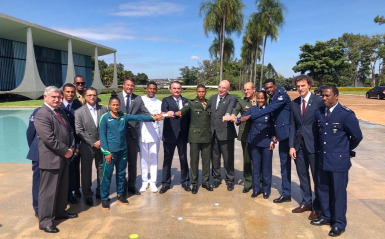 Bolsonaro recebe time campeão mundial (divulgação/Secretaria Especial do Esporte)