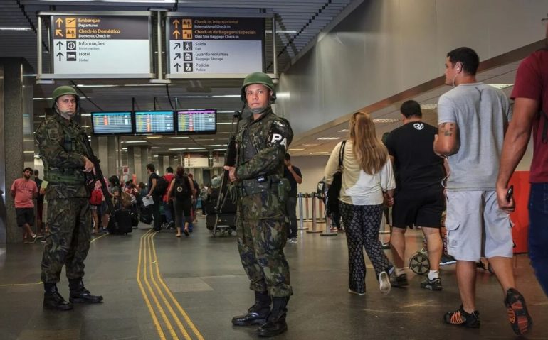 MILITARES DA FAB EM AEROPORTO