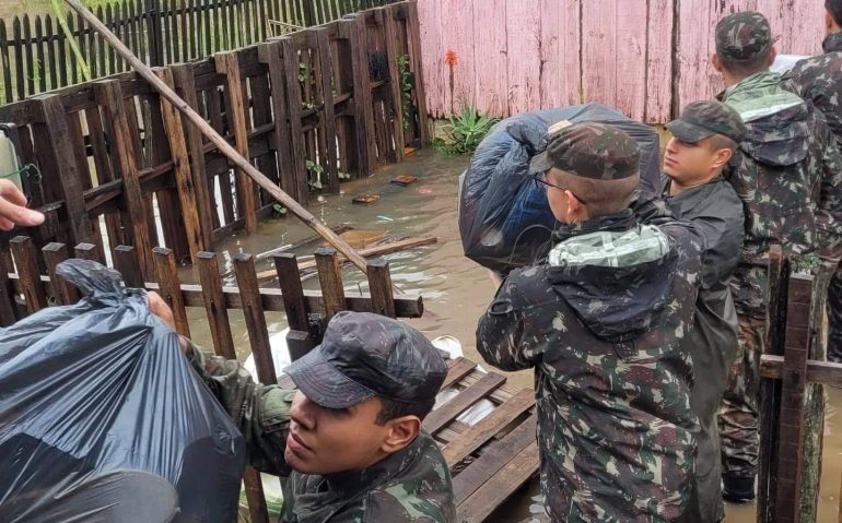 São Gabriel (RS) - Militares do 9º Regimento de Cavalaria Blindado resgatam bens de imóvel inundado pelas cheias do rio Vacacaí (Imagem: 9RCB - Facebook)