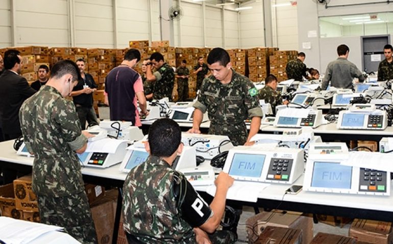 MILITARES E URNAS