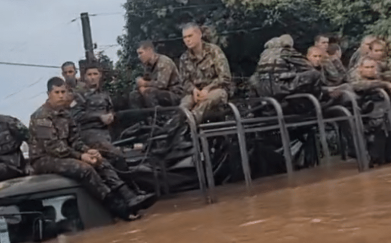 MILITARES 'ILHADOS' EM CIMA DE VIATURAS NO RS