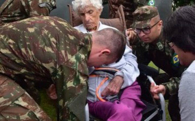 MILITARES TRANSPORTANDO IDOSA EM SC