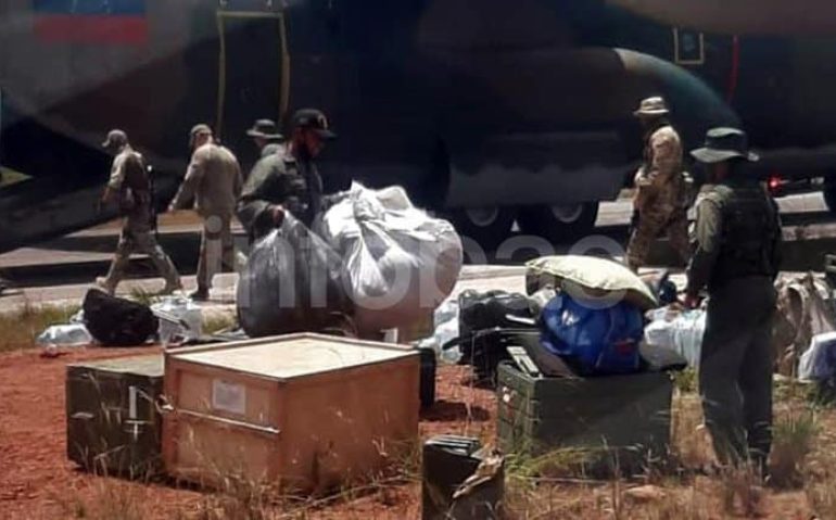 Militares russos e venezuelanos descarregam suprimentos de aeronaves