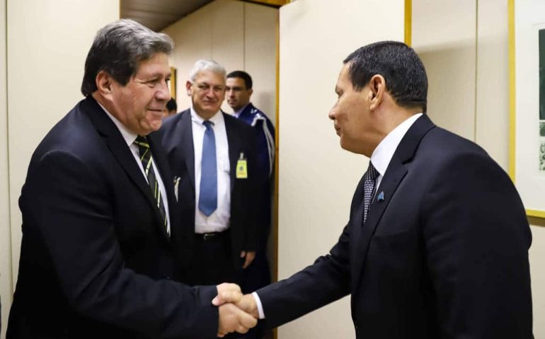 Vice-Presidente da República, Hamilton Mourão, recebe general da reserva Cláudio Barroso Magno Filho durante audiência em 2019 - Romério Cunha -18.jun.2019/VPR