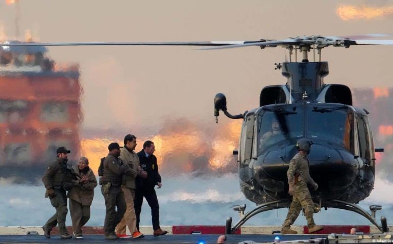 Maduro algemado e a bordo do USS Gerald R. Ford, sendo embarcado em helicóptero americano
(Imagem: Adam Gray- REUTERS)