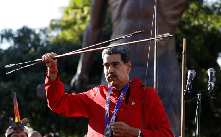 O presidente da Venezuela, Nicolás Maduro, segura flechas enquanto participa de uma manifestação para marcar o Dia da Resistência Indígena, em Caracas — Foto: Leonardo Fernandez Viloria/Reuters