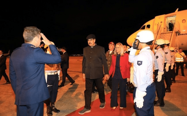 O ditador venezuelano Nicolás Maduro é recepcionado pela guarda de honra da FAB no base aérea de Brasília.