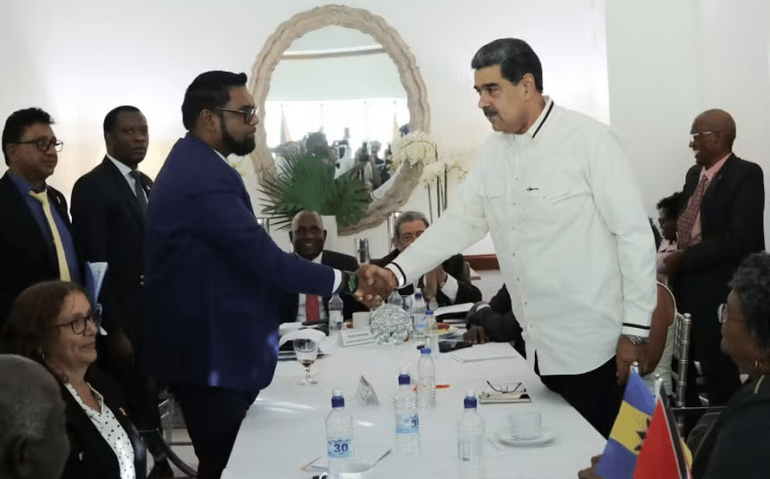 Irfaan Ali, presidente da Guiana, e Nicolás Maduro, presidente da Venezuela, reuniram-se nesta quinta-feira para discutir questão do Essequibo — Foto: Divulgação / Ministério de Comunicação da Venezuela
