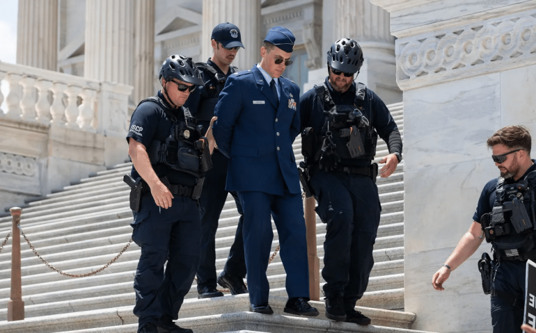 O major da Força Aérea dos EUA, Jason Watson, foi preso pela polícia na escadaria do Capitólio dos EUA na quarta-feira (1°)
