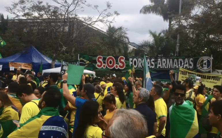 Manifestantes pedem no Ibirapuera, em São Paulo, para que as Forças Armadas 'salvem o Brasil