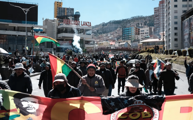 Manifestantes ocupam as ruas de La Paz