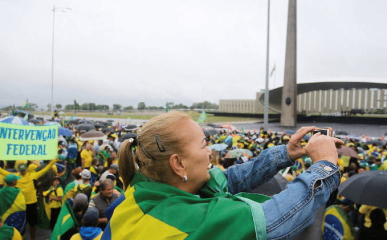 Manifestão em frente ao Quartel-General do Exército, em Brasília
DIEGO VARA/REUTERS - 2.11.2022