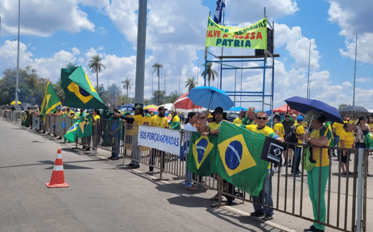 Manifetates no QG do Exército