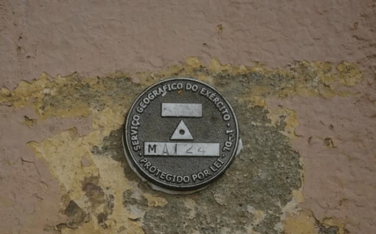 Sinalização foi inserida acima da placa que marca a enchente de 1941 | Foto: Ricardo Giusti