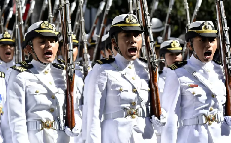 Militares da Marinha da Bolívia (Armada Boliviana) durante cerimônia realizada em 2023 para celebrar o 144º aniversário da Batalha da Calama, na qual o país perdeu acesso ao mar em disputa contra o Chile
Imagem: Aizar Raldes/AFP