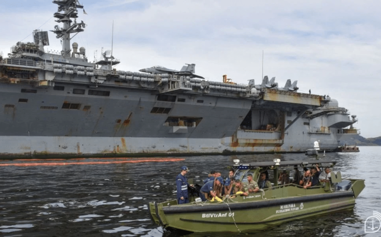 Militares e especialistas durante coleta de amostras no mar da Baía de Guanabara — Imagem: Primeiro-Sargento (Fuzileiro Naval) Pinho/Marinha do Brasil Fonte: Agência Marinha de Notícias