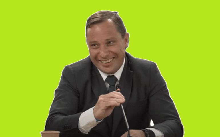 Mauro Cid rindo