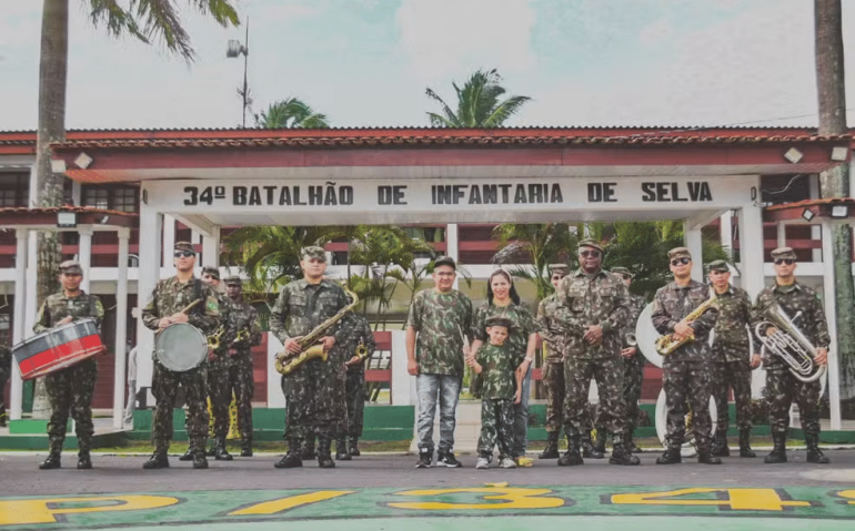 Victor Gabriel e os pais, durante visita ao 34º Batalhão de Infantaria de Selva — Foto: Ascom Comando de Fronteira AP e 34º BIS/divulgação