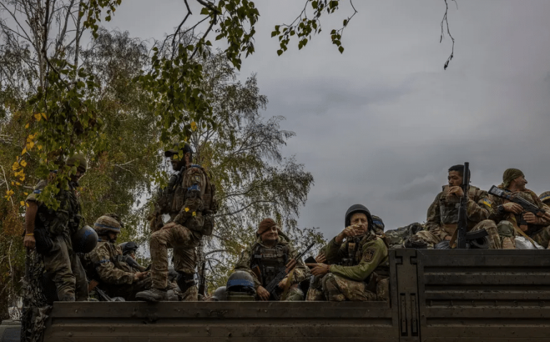 Combatentes estrangeiros do Batalhão Cárpato Sich, perto de Lyman, Ucrânia, no ano passado. O batalhão é um dos dois principais destinos dos combatentes da América Latina — Foto: Ivor Prickett / New York Times