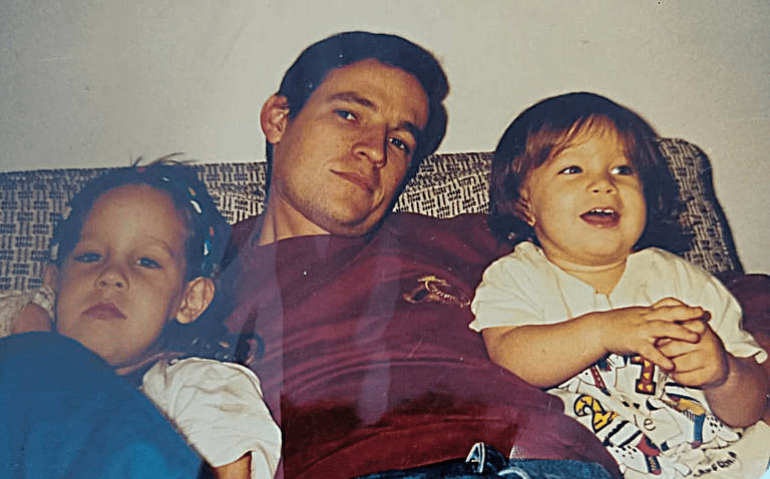 Michel Nisenbaum, o brasileiro-israelense sequestrado pelo Hamas, em foto ao lado das filhas, quando ainda eram crianças - Arquivo Pessoal