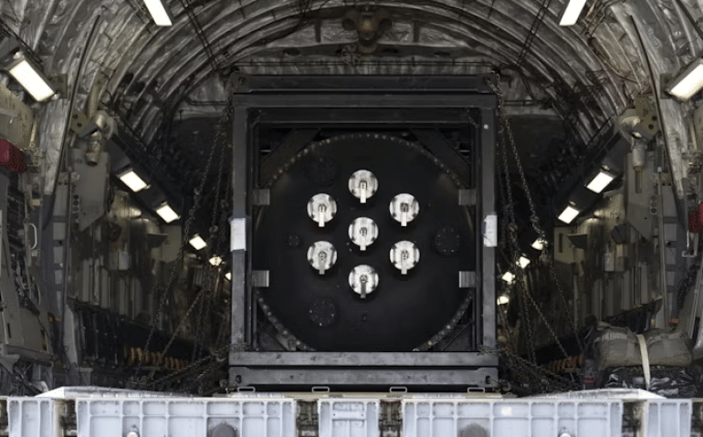O microrreator Ward 250 é carregado na parte traseira de uma aeronave C-17 Globemaster III em 15 de fevereiro de 2026, na Base Aérea de March, Califórnia. Cortesia do Departamento de Guerra dos EUA.