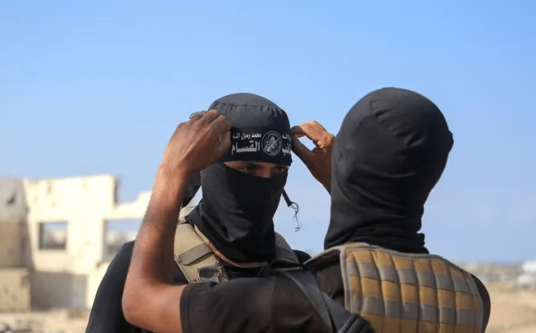 Homens das brigadas Izzedine al-Qassam em Deir al-Balah — Foto: Bashar Taleb/AFP