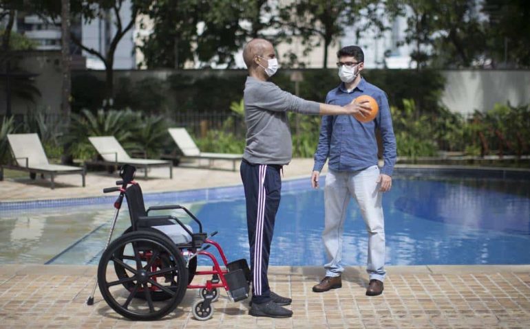 Gabriel Lemos de Souza, de 33 anos, ficou 130 dias internado por causa da Covid Foto: Edilson Dantas / Agência O Globo