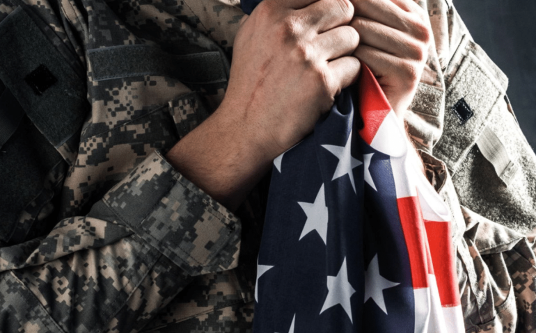 Soldado com bandeira dos Estados Unidos – Créditos: depositphotos.com / IgorVetushko