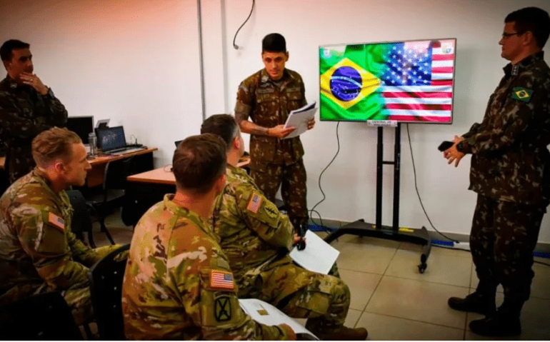 Militar brasileiro dando aula para americanos
