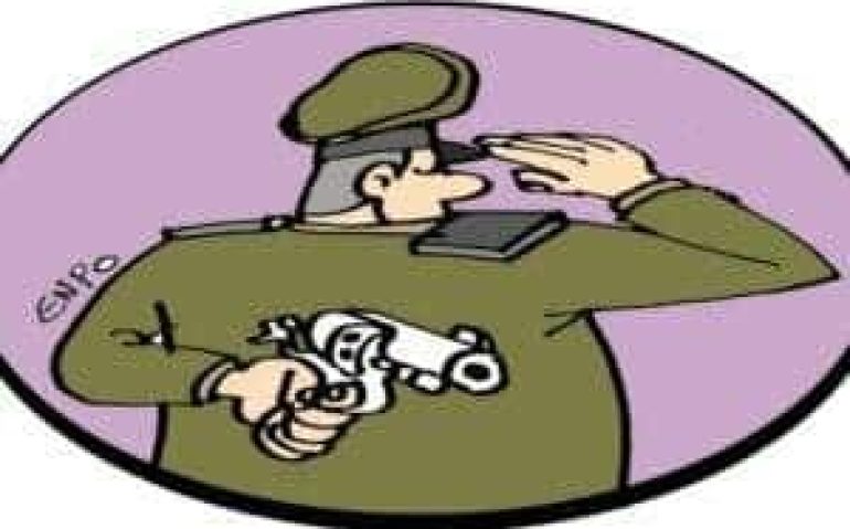 Militar cumpre ordens