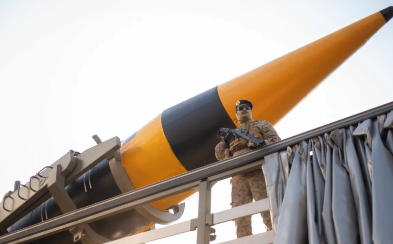 Militar da Guarda Revolucionária iraniana próximo a um míssil iraniano em Teerã, Irã, em 24 de novembro de 2023  (Morteza Nikoubazl/NurPhoto/Getty Images)