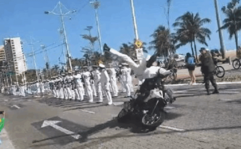 Instante em que moto atropela marinheiro; feridos foram atendidos por equipes médicas presentes no evento e encaminhados para avaliação (reprodução X)