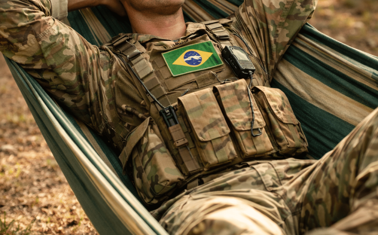 Militar descansando na rede