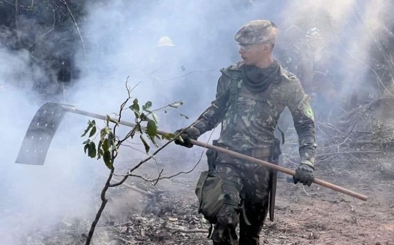 Militar do Exército no combate às chamas em Altamira (PA)
Imagem: 51 BIS