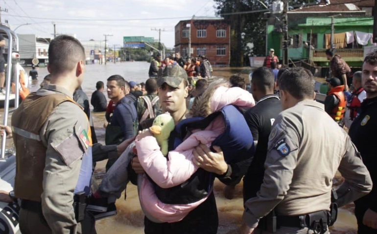 Militar do Exército socorre menina no RS