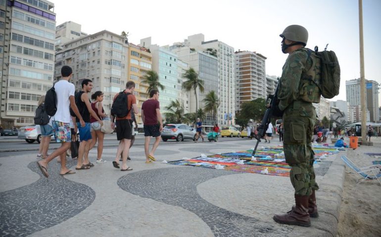 Militar e civis